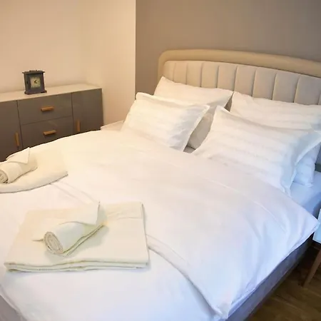 Divine * موستار