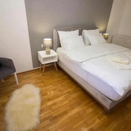 Divine * موستار